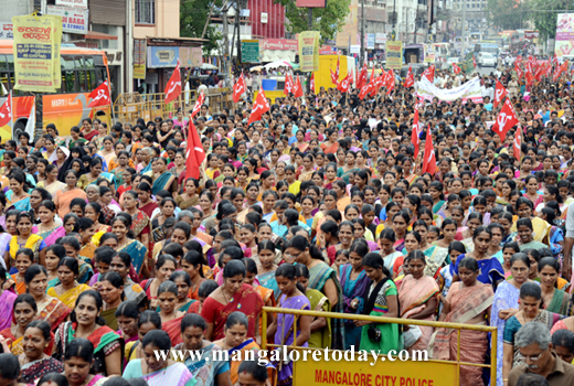  Beedi workers take out massive rally 1